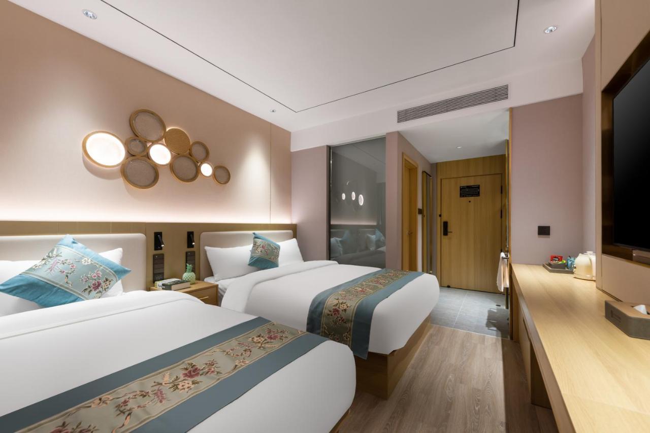 East Sacred Hotel--Very Near Beijing Tiananmen Square ,The Forbidden City,The Temple Of Heaven ,3 Minutes' Walk To Wangfujing Subway ,Located In The Center Of Beijing, Many Shopping Malls Around,Newly Renovated Hotel-Able To Receive Foreign Guests Exterior foto Deluxe room