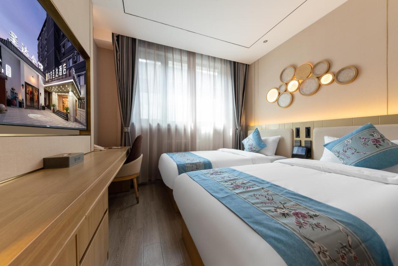 East Sacred Hotel--Very Near Beijing Tiananmen Square ,The Forbidden City,The Temple Of Heaven ,3 Minutes' Walk To Wangfujing Subway ,Located In The Center Of Beijing, Many Shopping Malls Around,Newly Renovated Hotel-Able To Receive Foreign Guests Exterior foto Deluxe Room