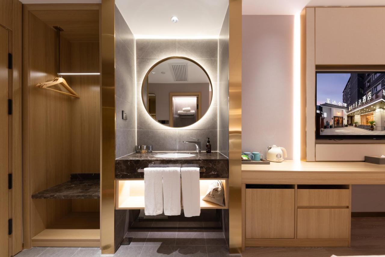 East Sacred Hotel--Very Near Beijing Tiananmen Square ,The Forbidden City,The Temple Of Heaven ,3 Minutes' Walk To Wangfujing Subway ,Located In The Center Of Beijing, Many Shopping Malls Around,Newly Renovated Hotel-Able To Receive Foreign Guests Exterior foto Bathroom