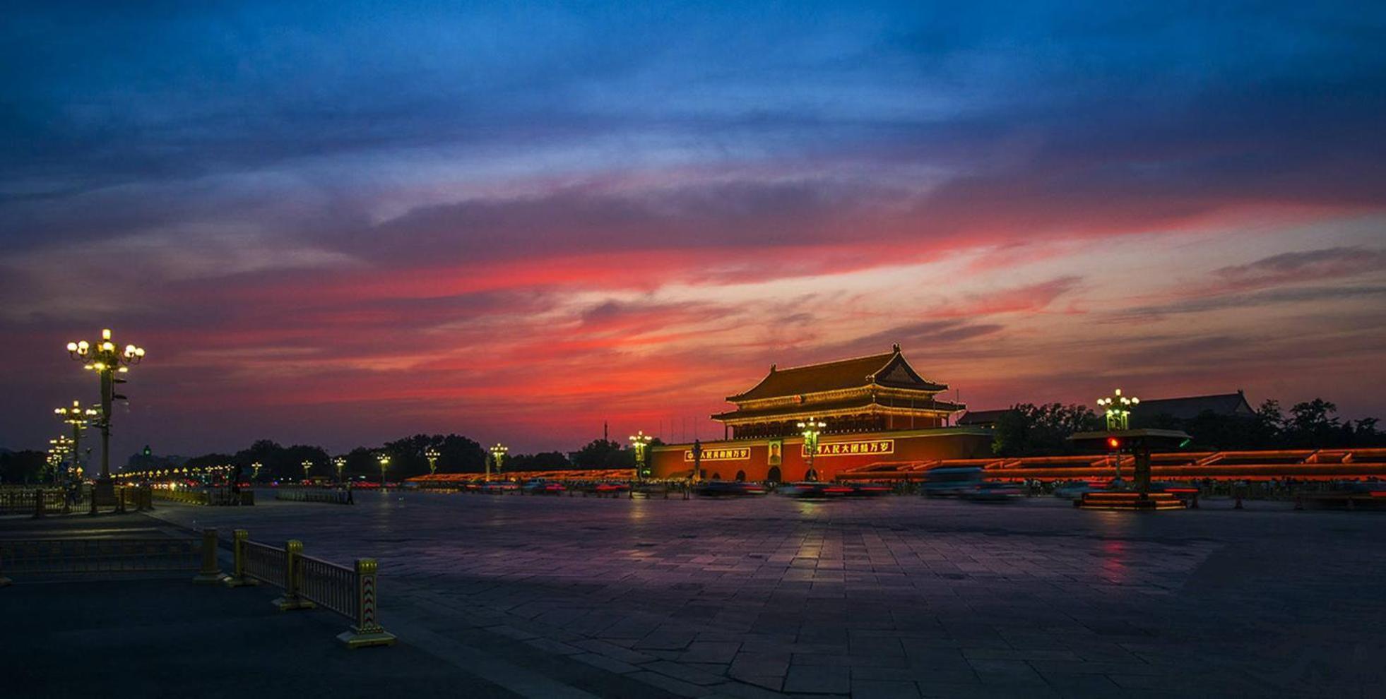 East Sacred Hotel--Very Near Beijing Tiananmen Square ,The Forbidden City,The Temple Of Heaven ,3 Minutes' Walk To Wangfujing Subway ,Located In The Center Of Beijing, Many Shopping Malls Around,Newly Renovated Hotel-Able To Receive Foreign Guests Exterior foto The Forbidden City at sunset
