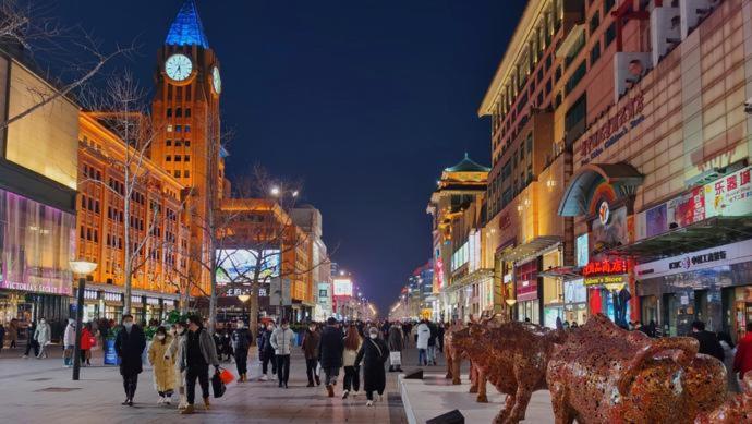 East Sacred Hotel--Very Near Beijing Tiananmen Square ,The Forbidden City,The Temple Of Heaven ,3 Minutes' Walk To Wangfujing Subway ,Located In The Center Of Beijing, Many Shopping Malls Around,Newly Renovated Hotel-Able To Receive Foreign Guests Exterior foto The Bund at night
