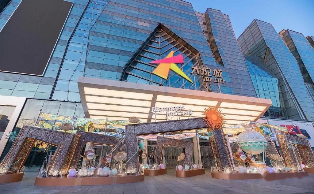 East Sacred Hotel--Very Near Beijing Tiananmen Square ,The Forbidden City,The Temple Of Heaven ,3 Minutes' Walk To Wangfujing Subway ,Located In The Center Of Beijing, Many Shopping Malls Around,Newly Renovated Hotel-Able To Receive Foreign Guests Exterior foto Main entrance