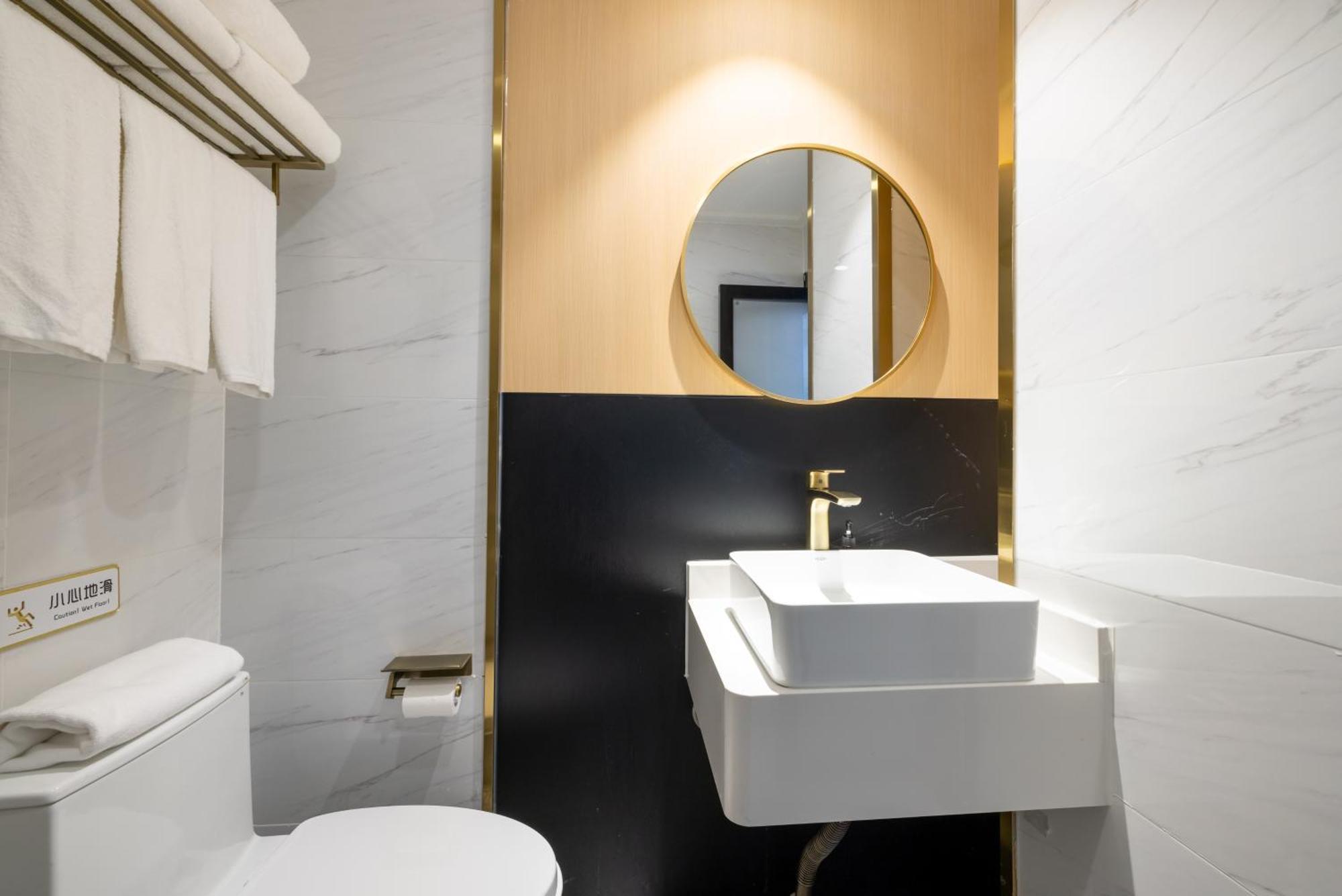 East Sacred Hotel--Very Near Beijing Tiananmen Square ,The Forbidden City,The Temple Of Heaven ,3 Minutes' Walk To Wangfujing Subway ,Located In The Center Of Beijing, Many Shopping Malls Around,Newly Renovated Hotel-Able To Receive Foreign Guests Exterior foto